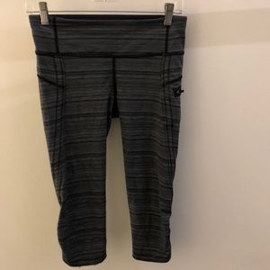 lululemon athletica Pants - Lululemon black and gray crop legging, sz 6, 68873 lululemon athletica Pants - Lululemon black and gray crop legging, sz 6, 68873